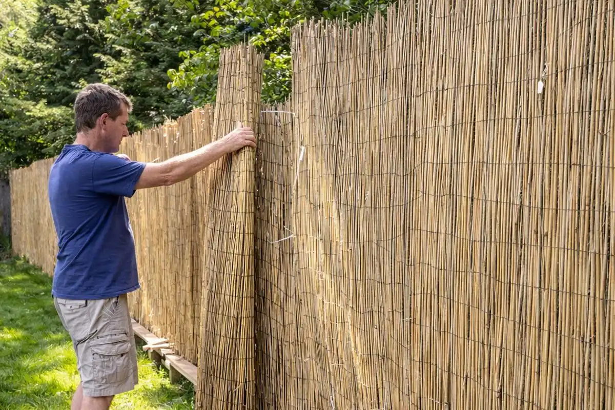Tieniaca rákosová rohož na plot – prírodné tienenie a ochrana súkromia