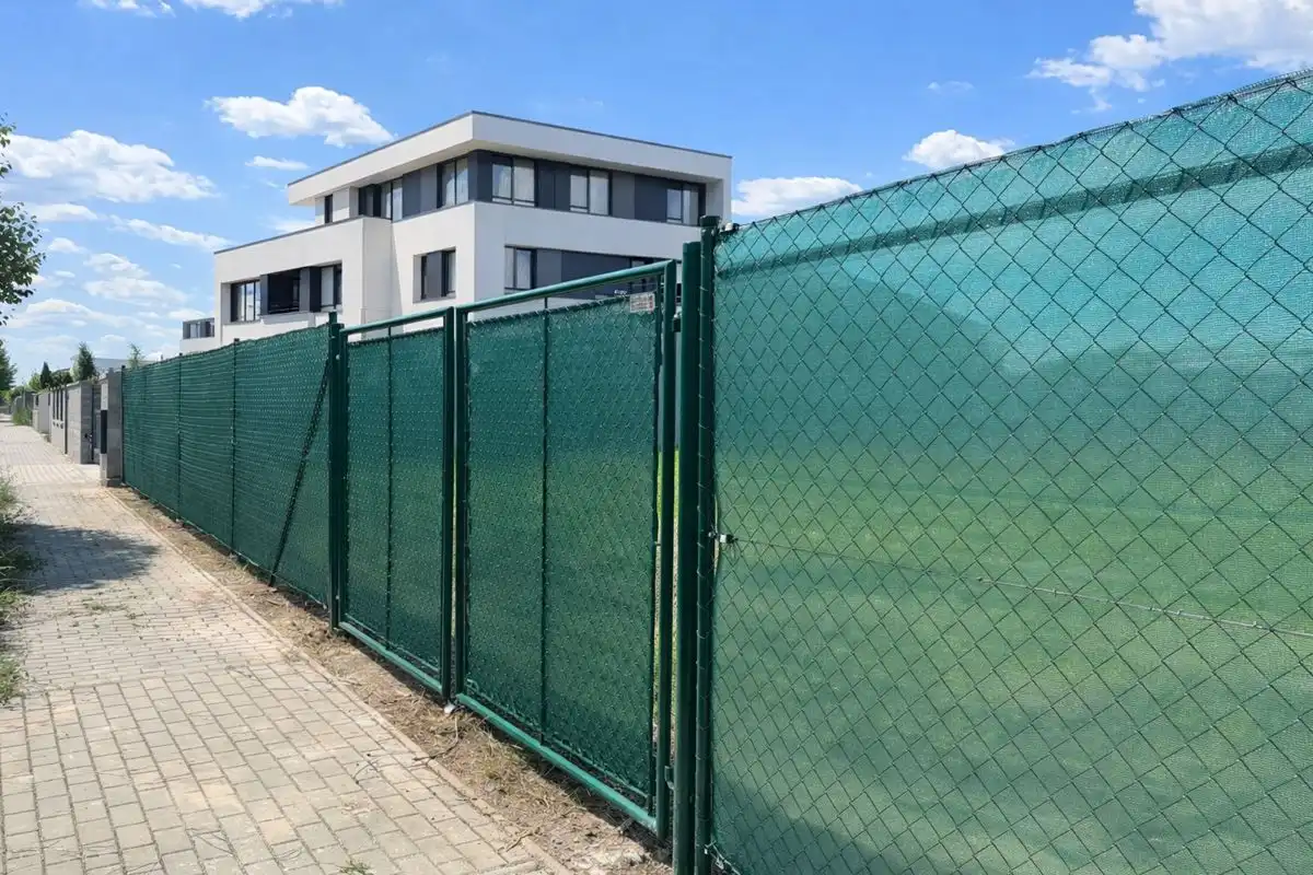 Tieniaca sieť na plot – ochrana súkromia a tienenie záhrady